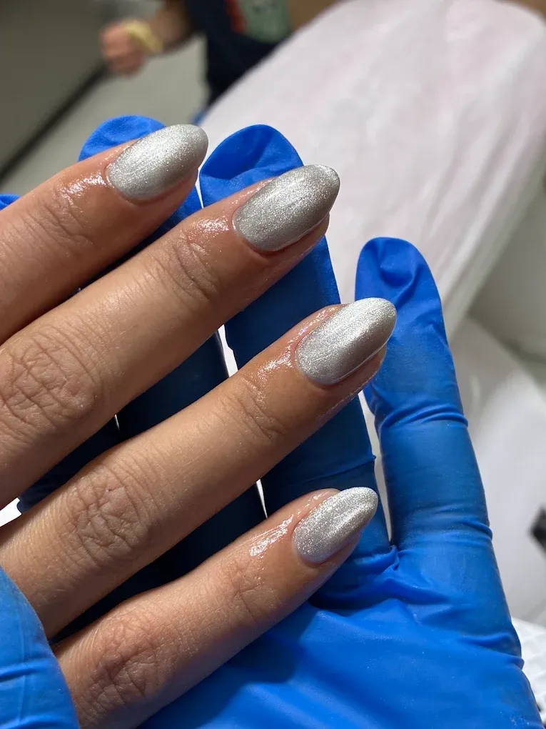 Unhas prata com glitter